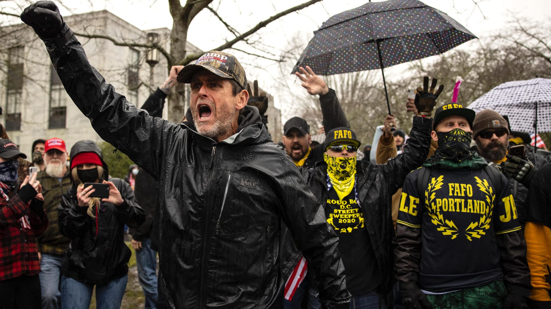 "Proud Boys" demonstrieren vor dem Kapitol. Trump hatte zuvor immer wieder rechtsradikale Bewegung umgarnt.