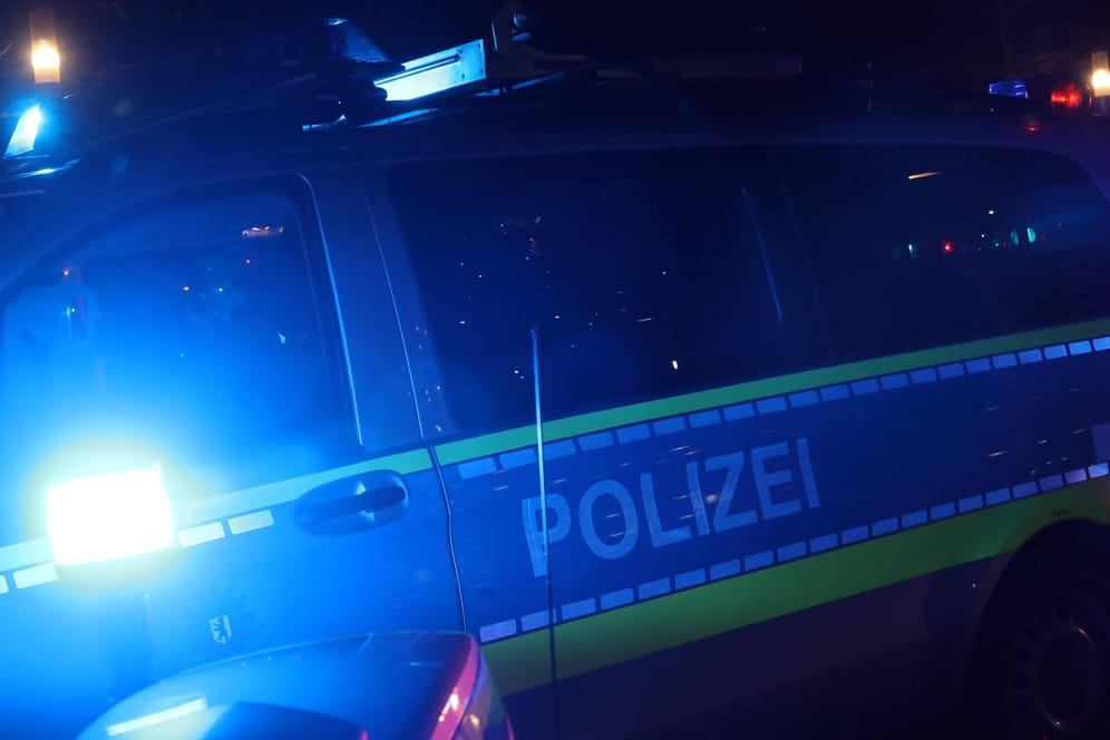 Polizeiwagen mit Blaulicht (Symbolbild): In Berlin hat es nach einer Verfolgungsfahrt gekracht.