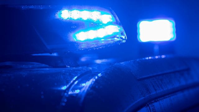 Blaulichter leuchten auf einem Streifenwagen der Polizei (Symbolbild): In Leipzig sucht die Polizei nach einem flüchtigen Autofahrer. Blaulichter leuchten auf einem Streifenwagen der Polizei (Symbolbild): In Leipzig sucht die Polizei nach einem flüchtigen Autofahrer.