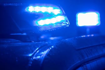 Blaulichter leuchten auf einem Streifenwagen der Polizei (Symbolbild): In Leipzig sucht die Polizei nach einem flüchtigen Autofahrer.