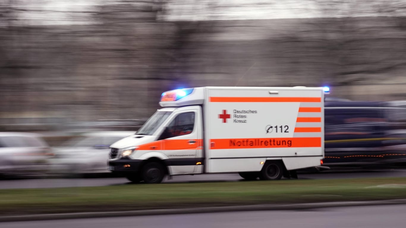Ein Rettungswagen im Einsatz (Symbolbild): In Bielefeld ist eine 53-Jährige bei einem Unfall lebensgefährlich verletzt worden.