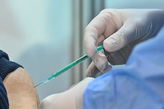 Corona-Impfkampagne: Eine Seniorin wird in Brandenburg geimpft.