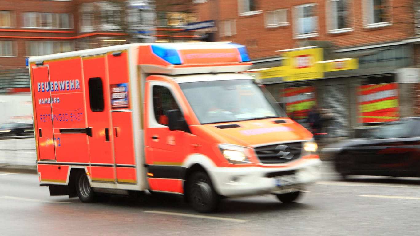 Ein Rettungswagen der Feuerwehr Hamburg (Symbolbild): In einem Gebäude ist nach einem Brandanschlag Feuer ausgebrochen.