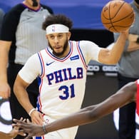 Seth Curry von den Philadelphia 76ers: Der Shooting Guard spielte am Donnerstagabend nicht, saß aber auf der Bank.