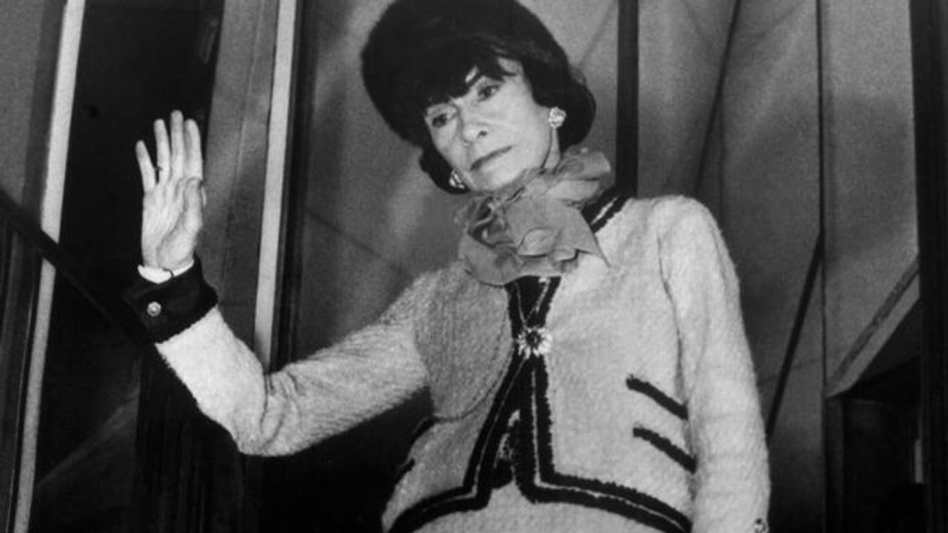 Die französische Modeschöpferin Coco Chanel in einem von ihr entworfenen "Chanel-Kostüm".