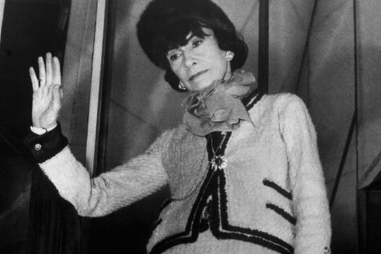 Die französische Modeschöpferin Coco Chanel in einem von ihr entworfenen "Chanel-Kostüm".