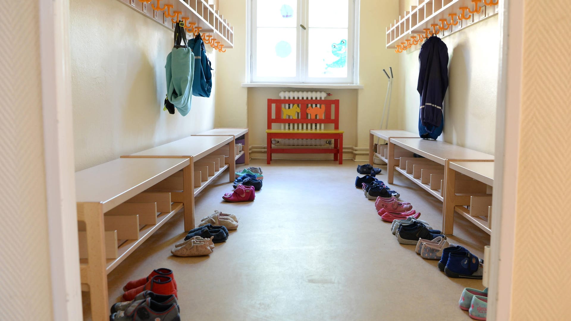 Blick in die Garderobe einer geschlossenen Kita (Symbolbild): Die Stadt hat Regeln festgelegt, welche Eltern Anspruch auf eine Notbetreuung ihrer Kinder haben.