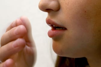 Einer Studie zufolge leiden viele Covid-19-Patienten auch noch viele Wochen nach der Infektion unter einem eingeschränktem Geruchssinn.
