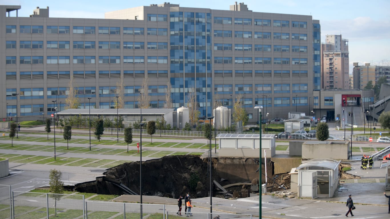 Ein 50-Meter-Erdloch ist inmitten des Parkplatzes des Krankenhauses Ospedale del Mare in Ponticelli zu sehen: Ursache für das Absinken des Bodens war wohl eine Explosion.