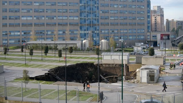 Einsatzkräfte suchen auf dem Parkplatz des Ospedale del Mare nach Verletzten. Einsatzkräfte suchen auf dem Parkplatz des Ospedale del Mare nach Verletzten.