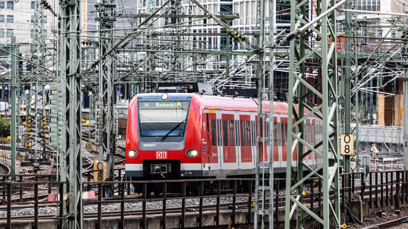 Eine S-Bahn fährt durch Stuttgart (Symbolbild): Ein Unbekannter hat in einem Zug vor einer 18-Jährigen masturbiert.
