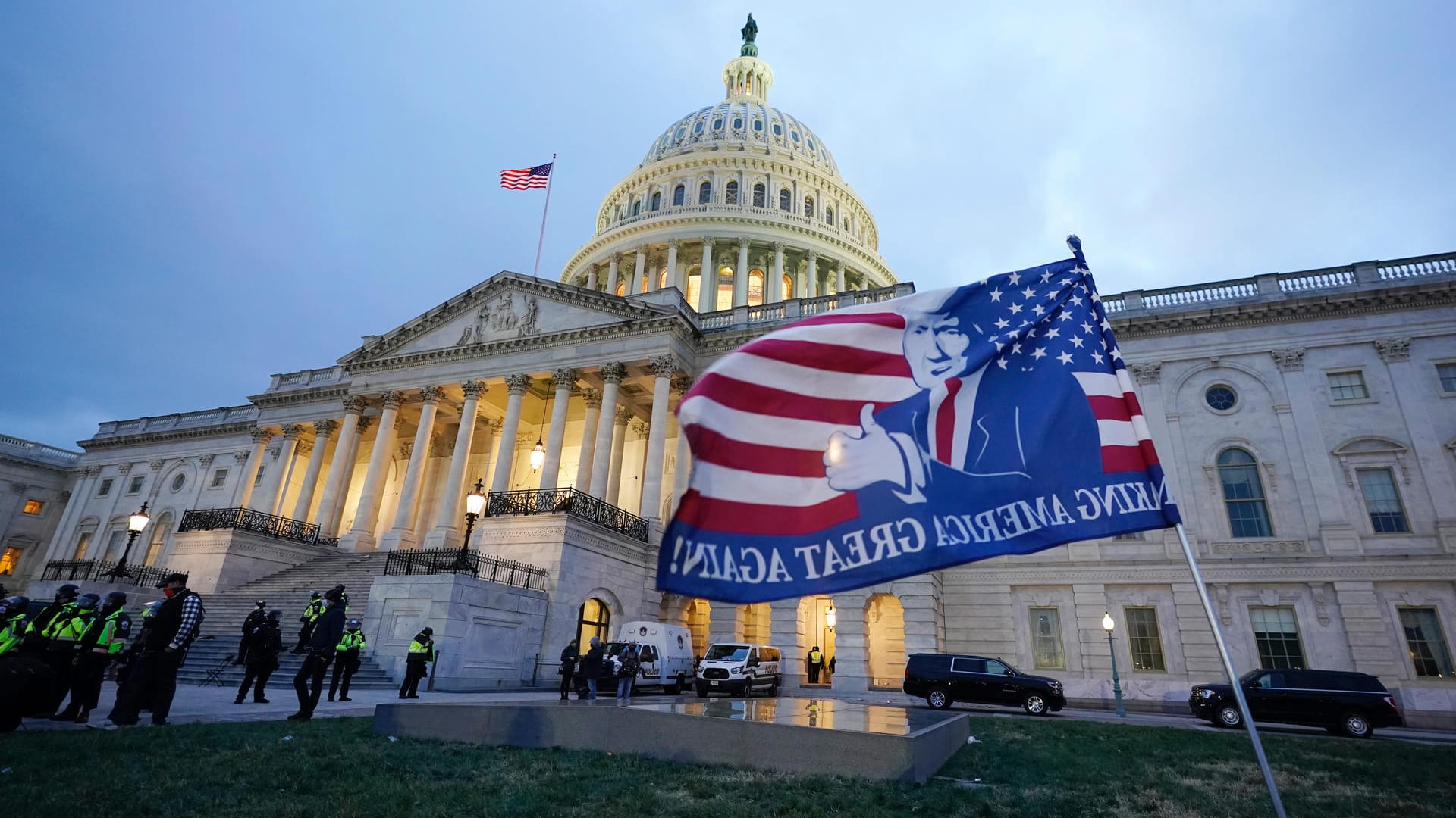 Die Flagge eines Trump-Fans weht vor dem Kapitol in Washington: Unterstützer hatten am Mittwoch gewaltsam das Parlament gestürmt.