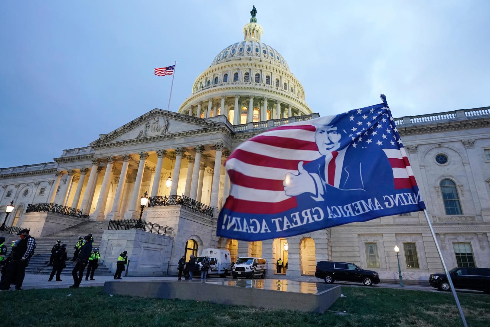 Die Flagge eines Trump-Fans weht vor dem Kapitol in Washington: Unterstützer hatten am Mittwoch gewaltsam das Parlament gestürmt.