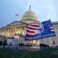 Die Flagge eines Trump-Fans weht vor dem Kapitol in Washington: Unterstützer hatten am Mittwoch gewaltsam das Parlament gestürmt.