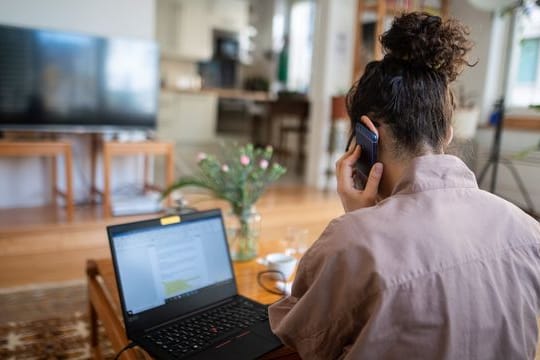 Durch die Heimarbeit sind viele Arbeitnehmer nicht mehr auf einen Wohnort in der unmittelbaren Nähe des Arbeitsortes angewiesen.