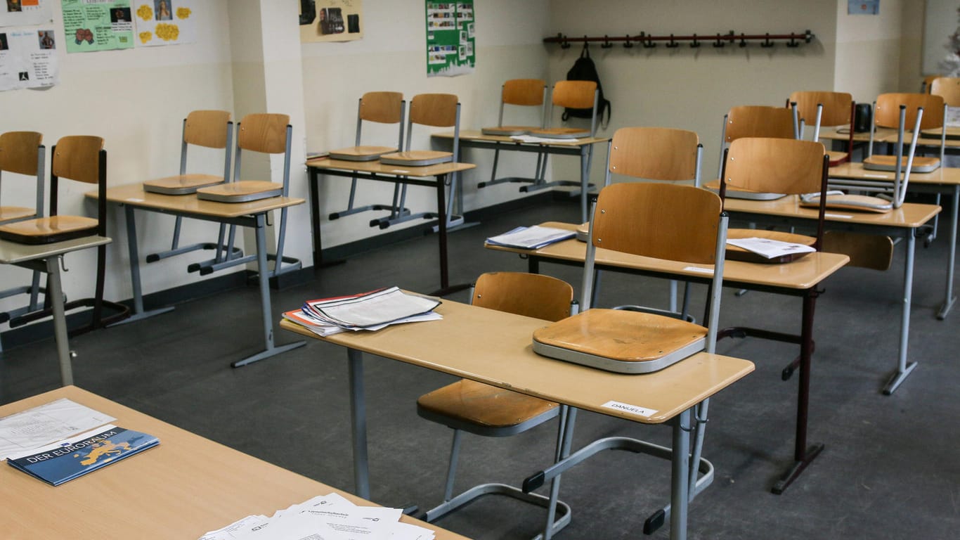 Leeres Klassenzimmer (Symbolbild): In Berlin sollen bald einige Schüler wieder in den Präsenzunterricht zurück.