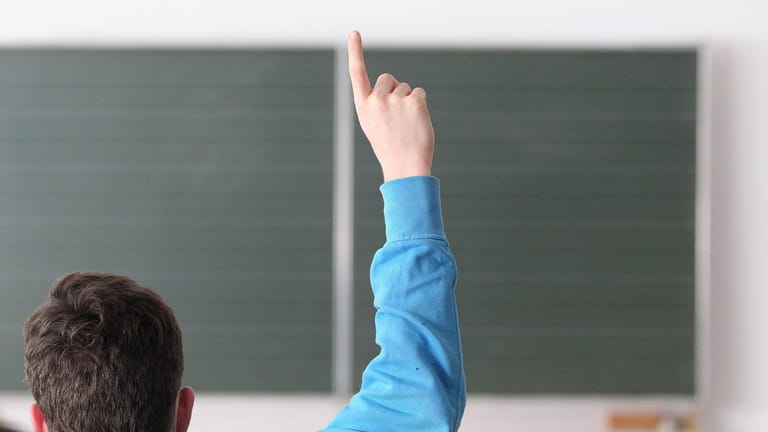 Ein Schüler hebt die Hand (Symbolbild): Wegen des Lockdowns waren Schulen länger geschlossen.