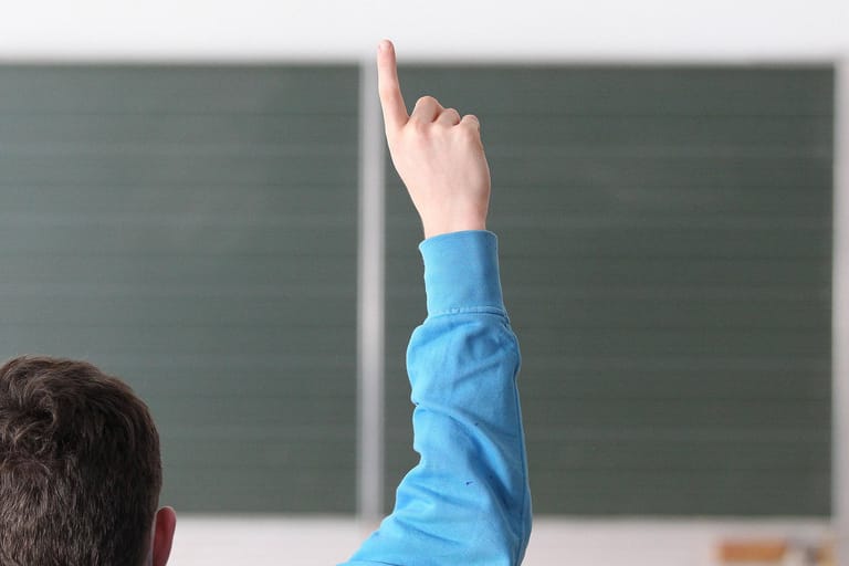 Ein Schüler hebt die Hand (Symbolbild): Wegen des Lockdowns waren Schulen länger geschlossen.