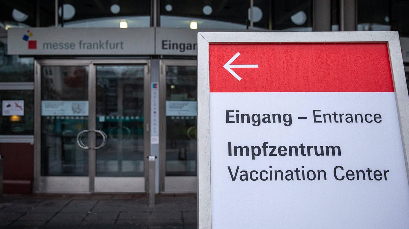 Ein Schild steht vor dem Eingang des Impfzentrums auf dem Frankfurter Messegelände: Ab dem 19. Januar soll auch hier gegen das Coronavirus geimpft werden.