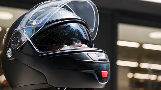 Alle fünf bis sieben Jahre muss ein neuer Motorradhelm her - auch wenn der alte noch völlig tadellos scheint.