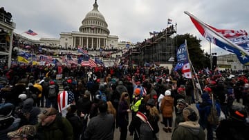 I sostenitori del presidente degli Stati Uniti Donald Trump assaltano il Campidoglio degli Stati Uniti.