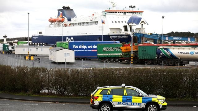 Polizisten patrouillieren im Hafen von Larne. Polizisten patrouillieren im Hafen von Larne.