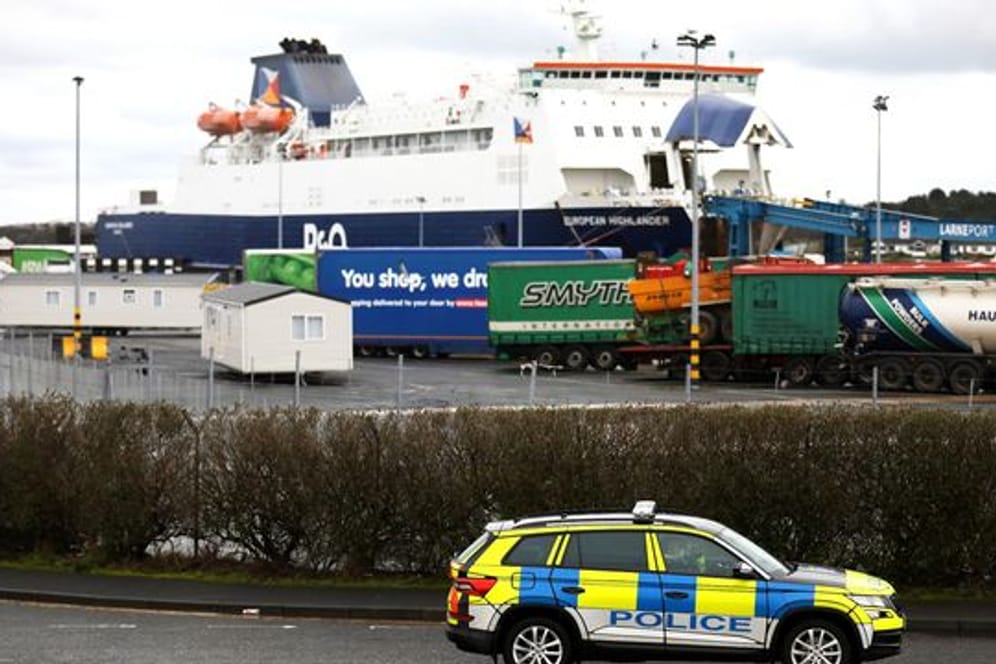 Polizisten patrouillieren im Hafen von Larne.