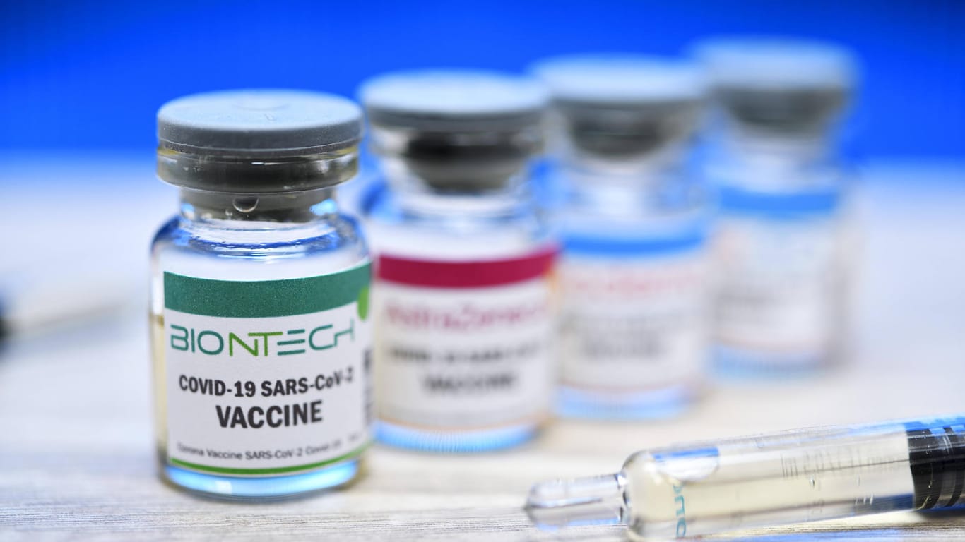 Corona-Impfstoff von Biontech: Ab sofort können mit einer Ampulle sechs anstatt fünf Menschen geimpft werden. (Symbolbild)