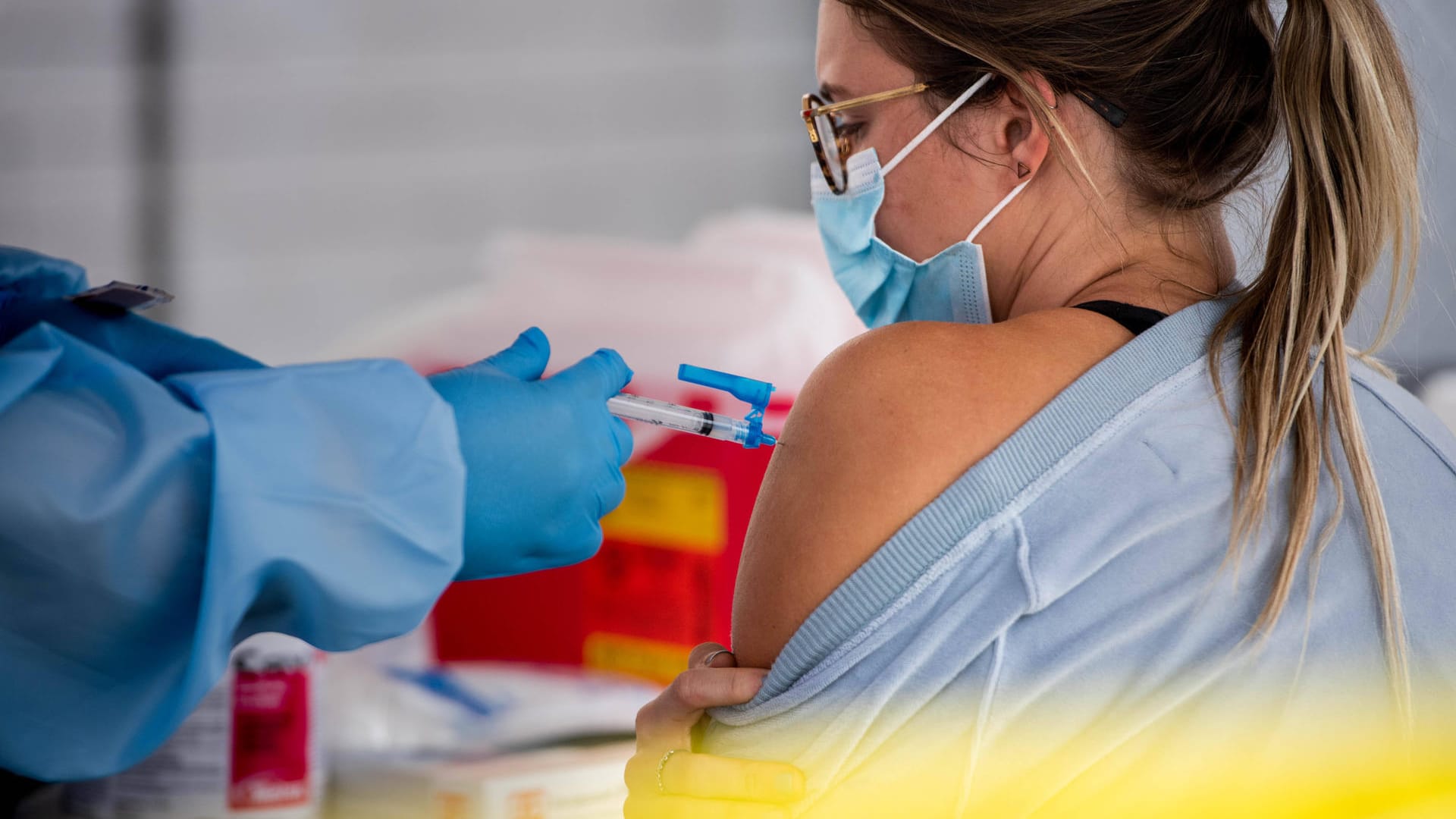 Eine junge Frau wird gegen das Coronavirus geimpft: Der Impfstoff soll vorerst auch bei den neuen Virus-Varianten wirksam sein.