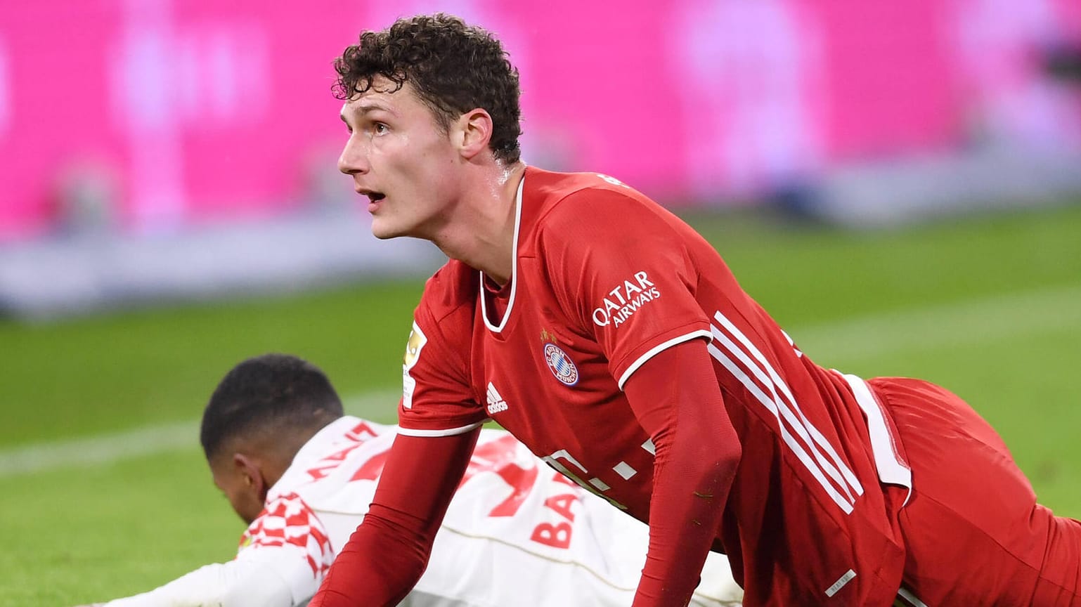 Benjamin Pavard (in Rot) läuft aktuell seiner Form hinterher.