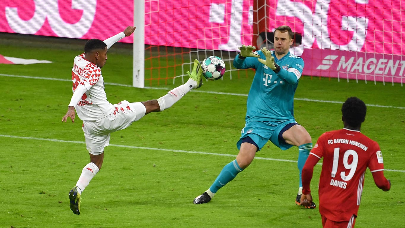 Manuel Neuer (m.) rettete mehrfach gegen Mainz, in diesem Foto gegen Leandro Barreiro (l.).