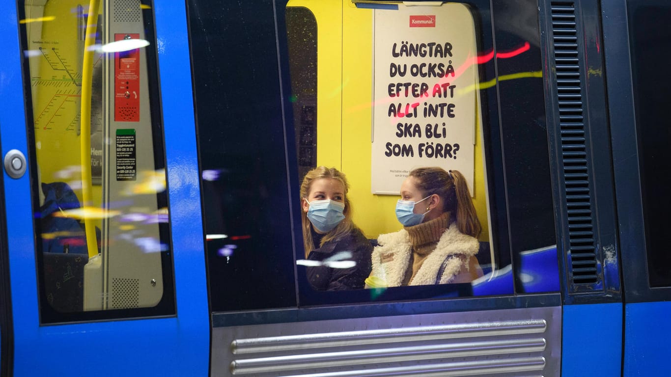 Fahrgäste mit Maske in der U-Bahn: Schweden ging bislang einen Sonderweg in der Pandemie-Bekämpfung.