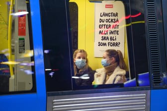 Fahrgäste mit Maske in der U-Bahn: Schweden ging bislang einen Sonderweg in der Pandemie-Bekämpfung.