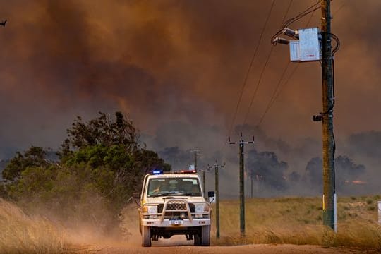 In Westaustralien sind bei einem neuerlichen Feuer bereits Tausende Hektar Buschland verbrannt.