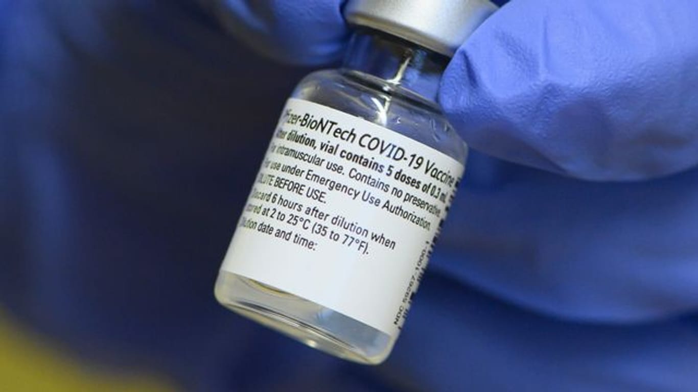 Forscher gehen derzeit davon aus, dass der Impfstoff von Biontech/Pfizer auch gegen die neu entdeckten Corona-Varianten wirkt.