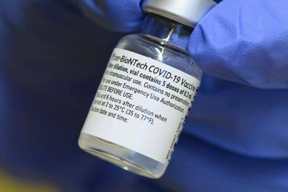 Forscher gehen derzeit davon aus, dass der Impfstoff von Biontech/Pfizer auch gegen die neu entdeckten Corona-Varianten wirkt.