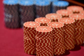 Roulette-Chips liegen auf einem Tisch (Symbolbild): In Berlin löste die Polizei eine private Casinoparty auf.