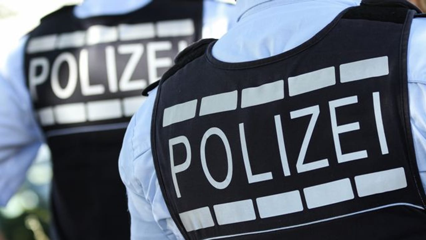 Polizei in Uniform (Symbolbild): Die Beamten wurden von dem Staubsaugerrohr nicht getroffen.