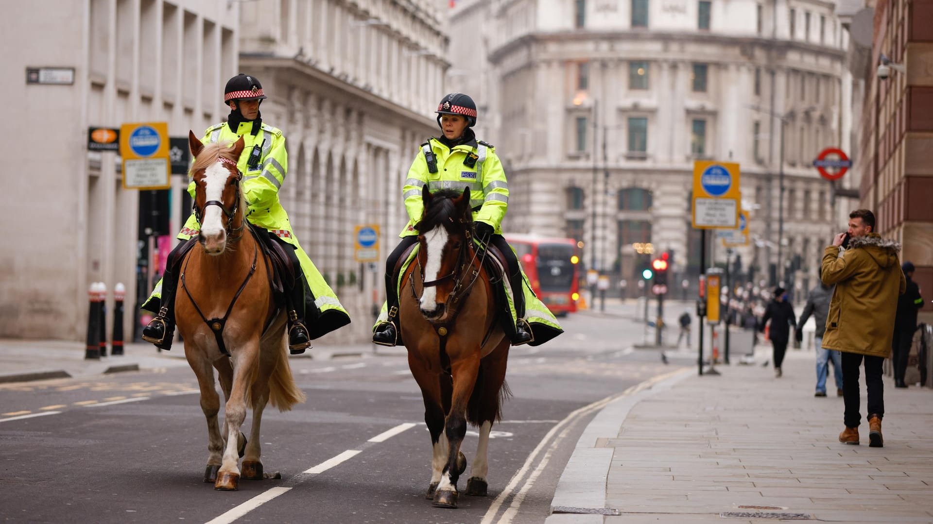 Berittene Polizei in London: In der britischen Hauptstadt liegt die 7-Tage-Inzidenz bei über 1.000.