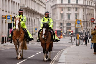 Berittene Polizei in London: In der britischen Hauptstadt liegt die 7-Tage-Inzidenz bei über 1.000.