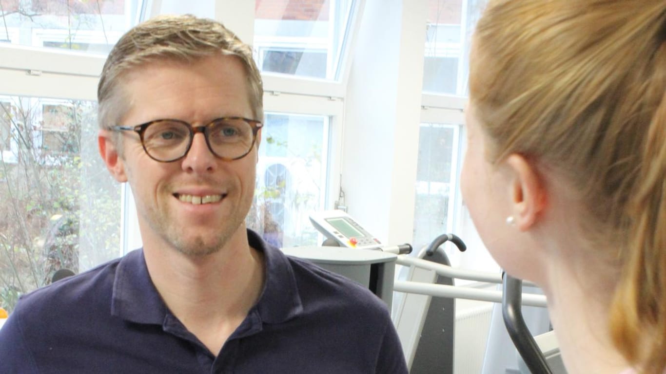 Thorsten Schmidt betreut eine Patientin beim Training. Das Team des Vereins für Gesundheit und Rehasport am UKSH Kiel hat im Jahr 2020 viele Online-Programme auf die Beine gestellt.