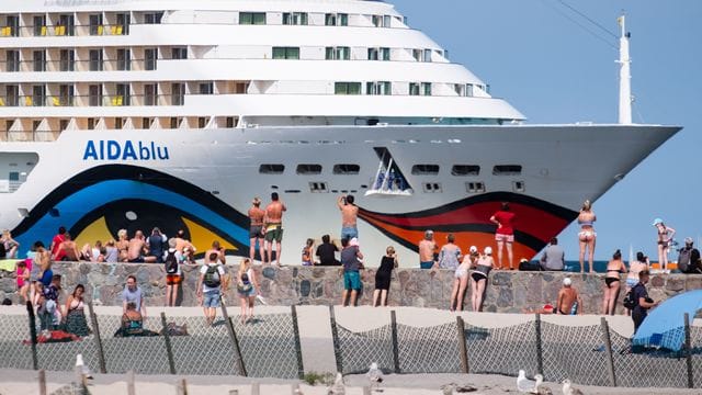 Kreuzfahrtriese Aida: Eines seiner Flaggschiffe, die Aida blu, muss länger im Hafen bleiben. (Symbolfoto)