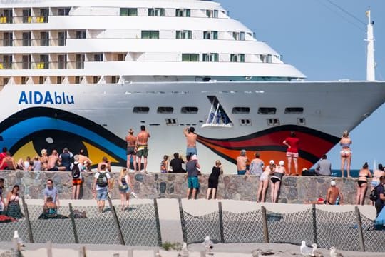 Kreuzfahrtriese Aida: Eines seiner Flaggschiffe, die Aida blu, muss länger im Hafen bleiben. (Symbolfoto)