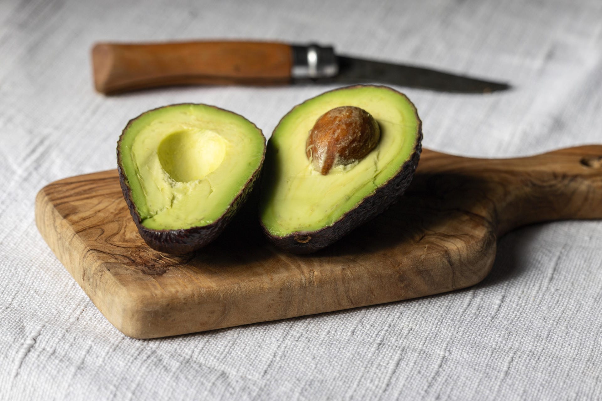Avocadohälften auf einem Brett *** Avocado halves on a board 1035307067