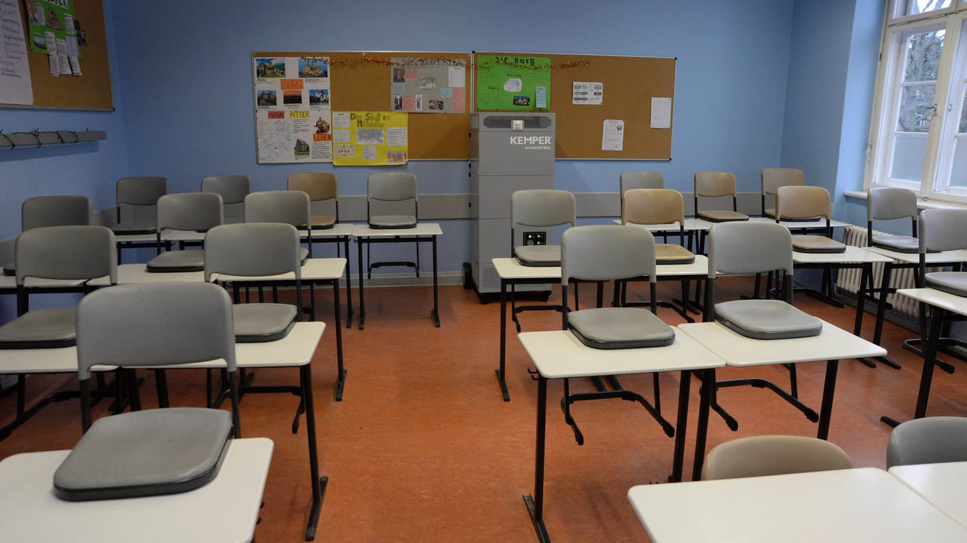 Ein leeres Klassenzimmer in Berlin: Eigentlich hätten die Schüler von Abschlussklassen am Montag wieder in die Klassenräume zurückkehren sollen, doch das wird nun wohl verschoben.