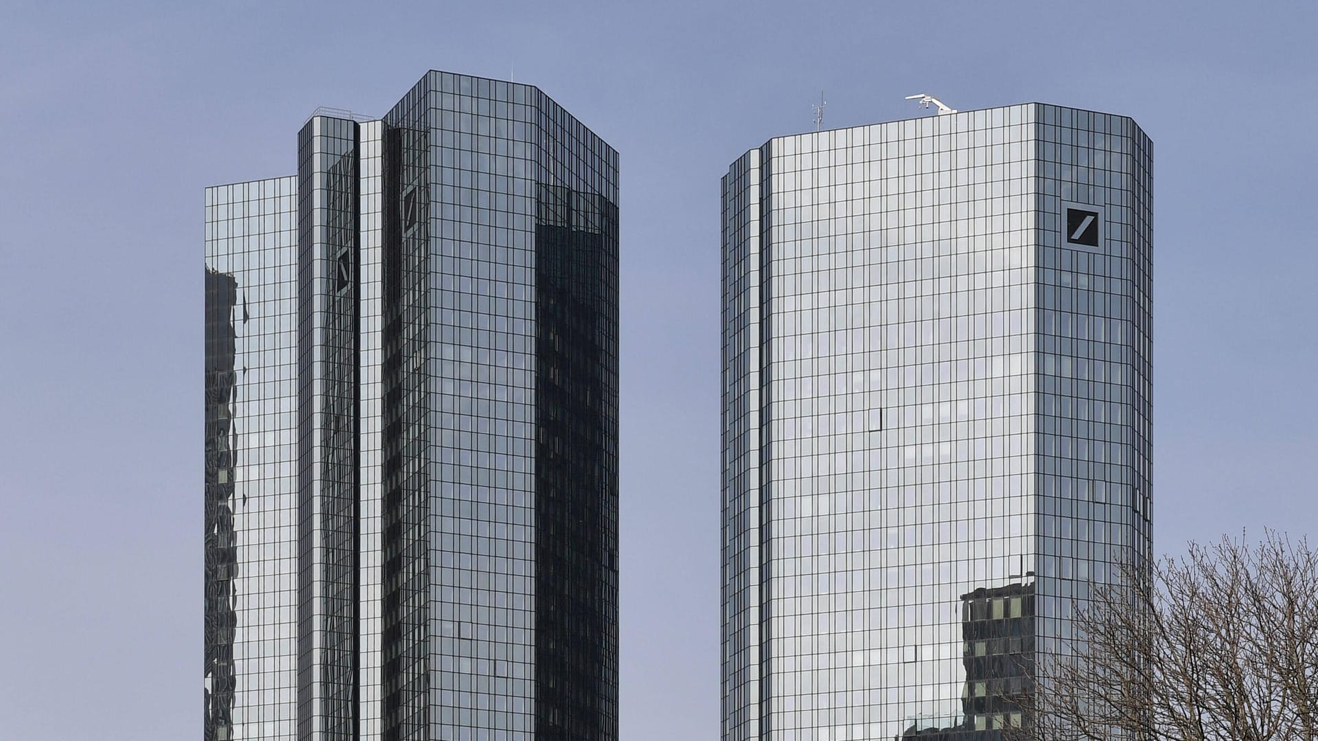 Zentrale der Deutschen Bank in Frankfurt (Symbolbild): Das Kreditinstitut zahlt offenbar Millionen zur Beilegung von schweren Vorwürfen.