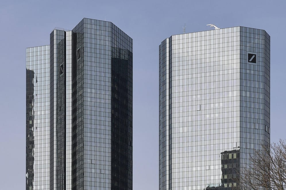 Zentrale der Deutschen Bank in Frankfurt (Symbolbild): Das Kreditinstitut zahlt offenbar Millionen zur Beilegung von schweren Vorwürfen.