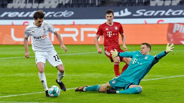Der Gladbacher Jonas Hofmann (l) traf zweimal gegen Bayern-Keeper Manuel Neuer. Der Gladbacher Jonas Hofmann (l) traf zweimal gegen Bayern-Keeper Manuel Neuer.