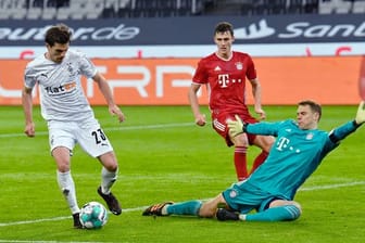 Der Gladbacher Jonas Hofmann (l) traf zweimal gegen Bayern-Keeper Manuel Neuer.