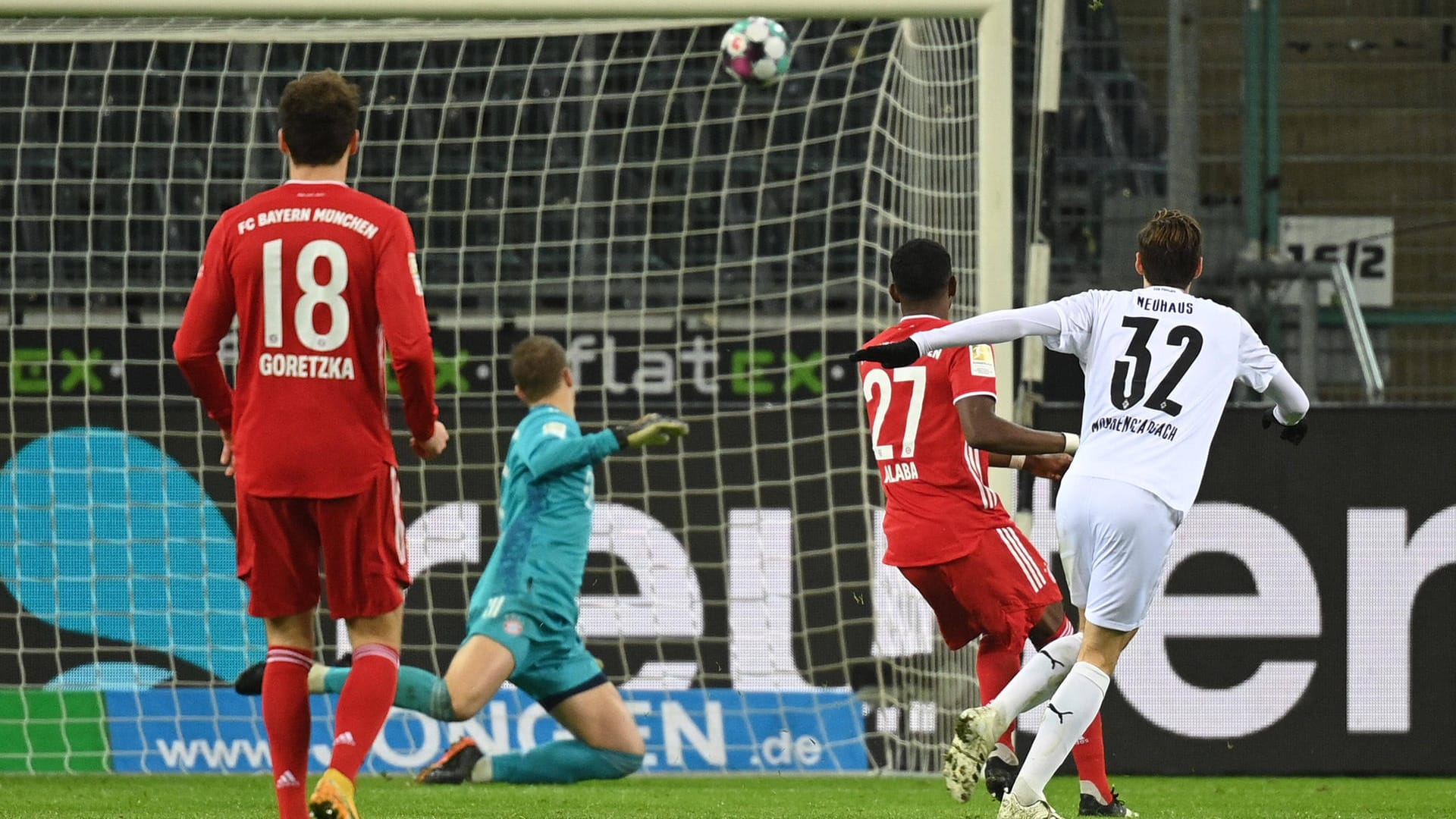 Die Entscheidung: Gladbachs Neuhaus (r.) trifft zum 3:2, Bayerns Torwart Neuer (M.) ist machtlos. Die Entscheidung: Gladbachs Neuhaus (r.) trifft zum 3:2, Bayerns Torwart Neuer (M.) ist machtlos.